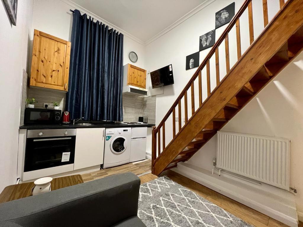 Modern Studios Queenspark Лондон Экстерьер фото