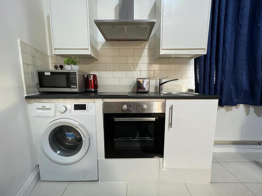 Modern Studios Queenspark Лондон Экстерьер фото