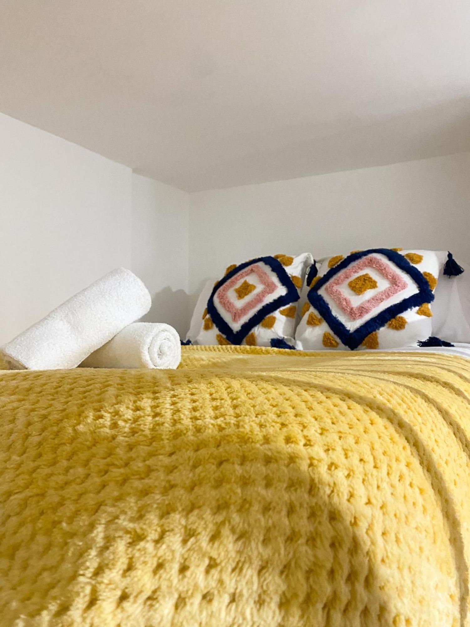 Modern Studios Queenspark Лондон Экстерьер фото