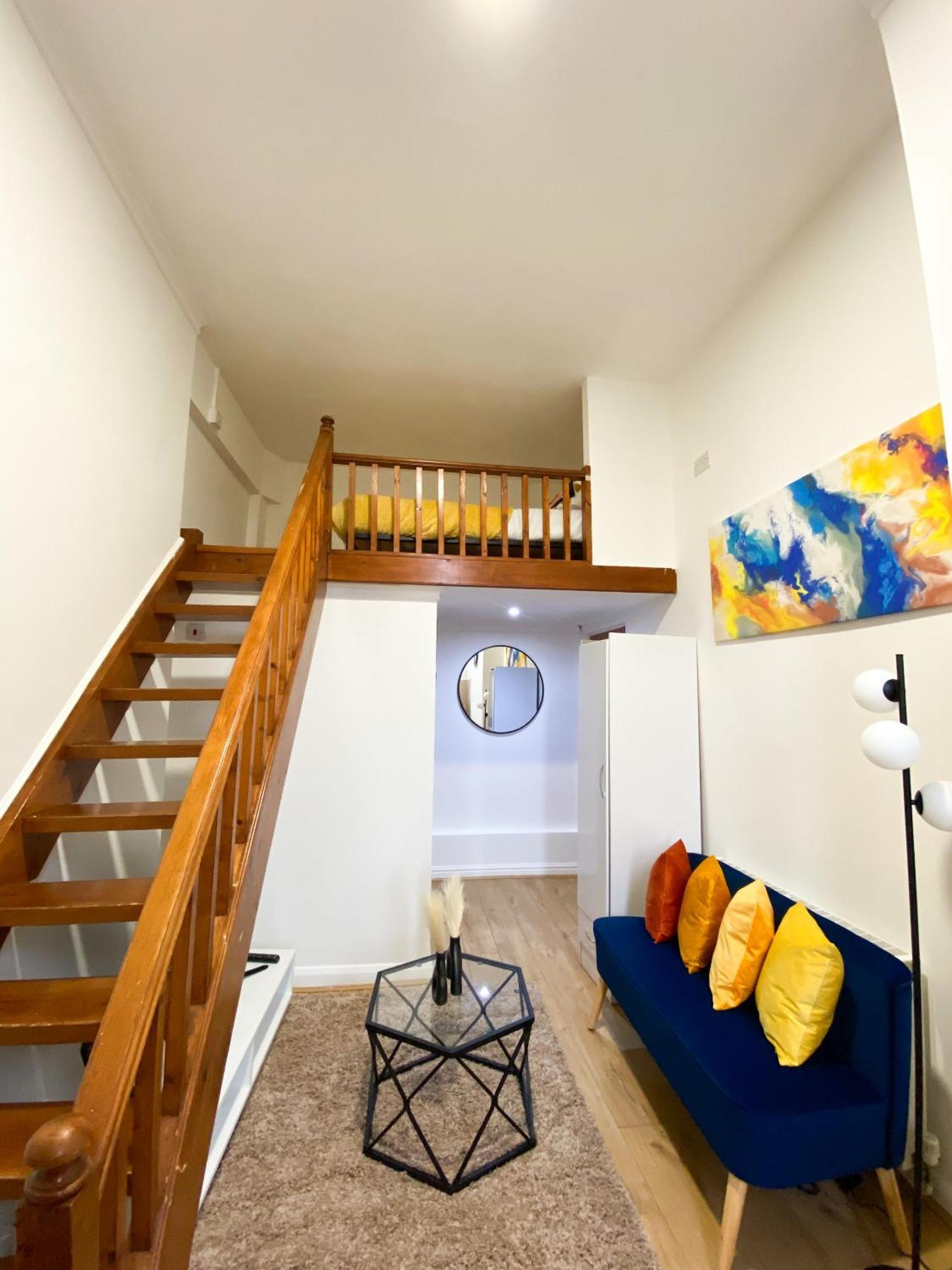 Modern Studios Queenspark Лондон Экстерьер фото