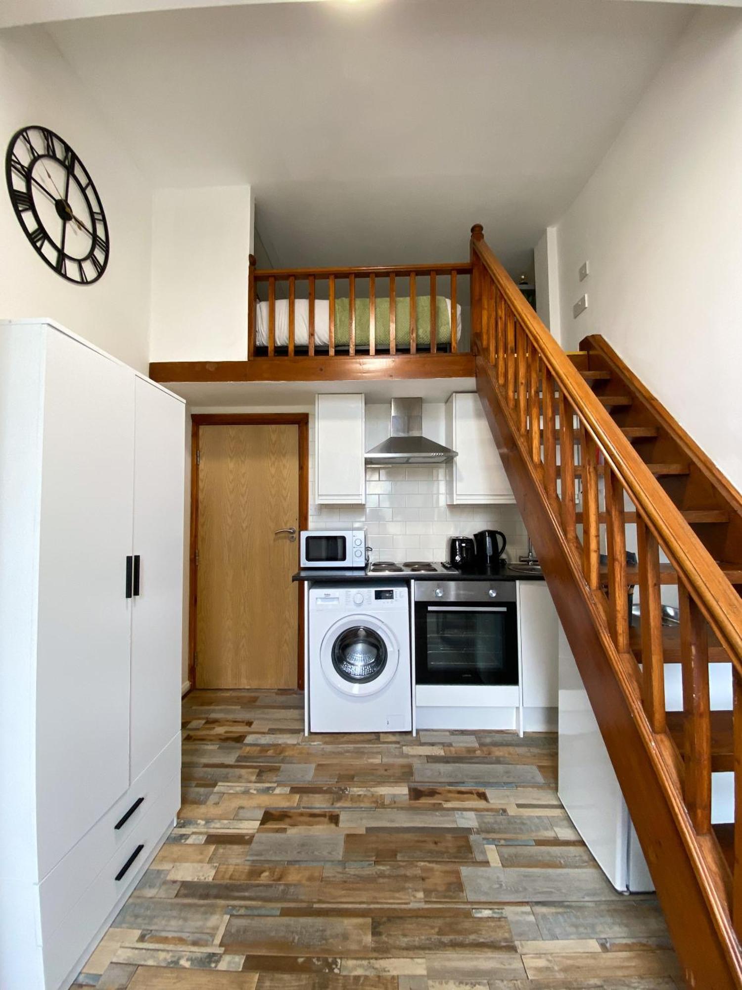 Modern Studios Queenspark Лондон Экстерьер фото