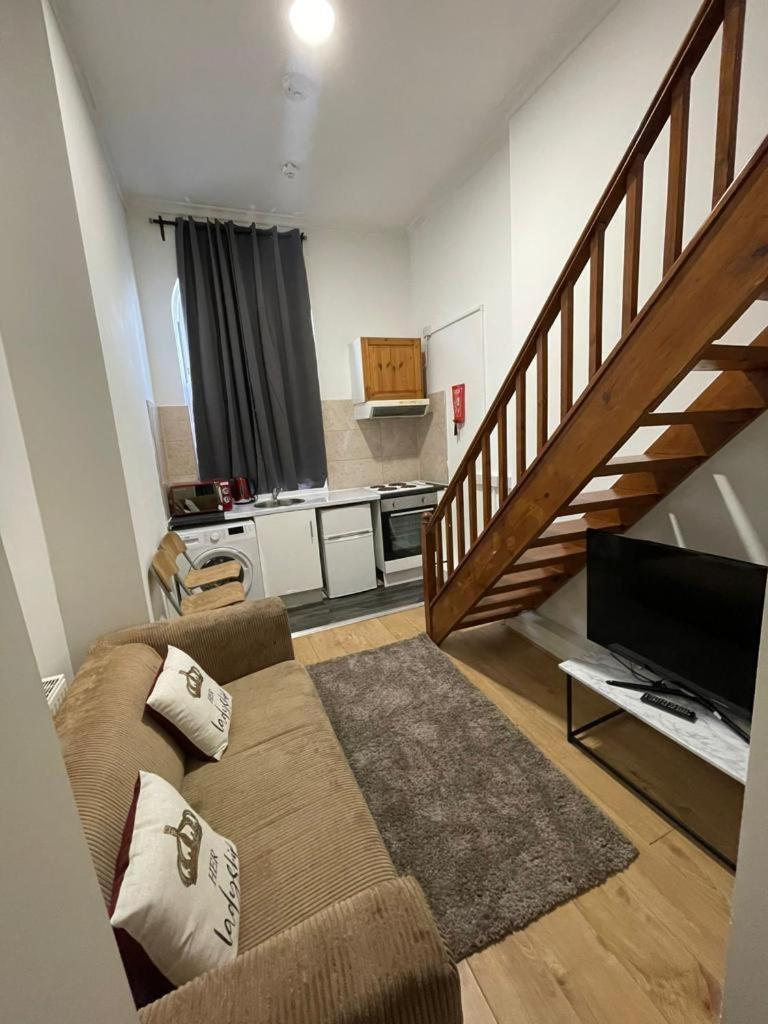 Modern Studios Queenspark Лондон Экстерьер фото