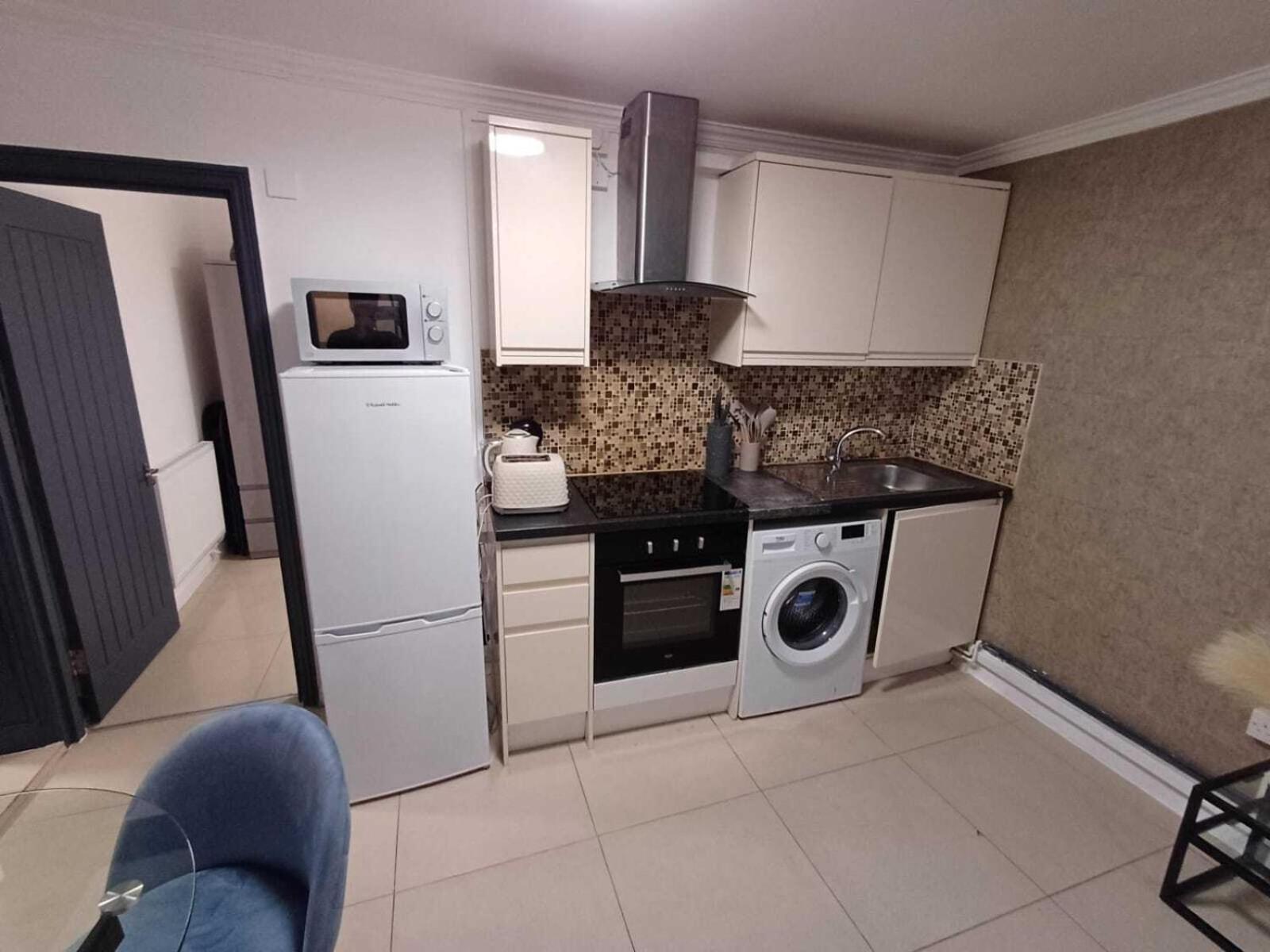 Modern Studios Queenspark Лондон Номер фото
