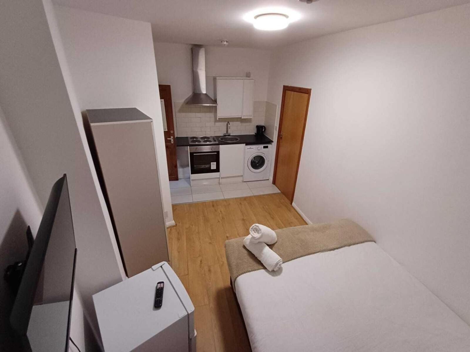 Modern Studios Queenspark Лондон Номер фото