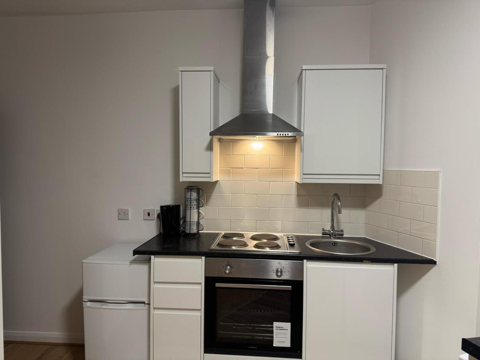 Modern Studios Queenspark Лондон Номер фото